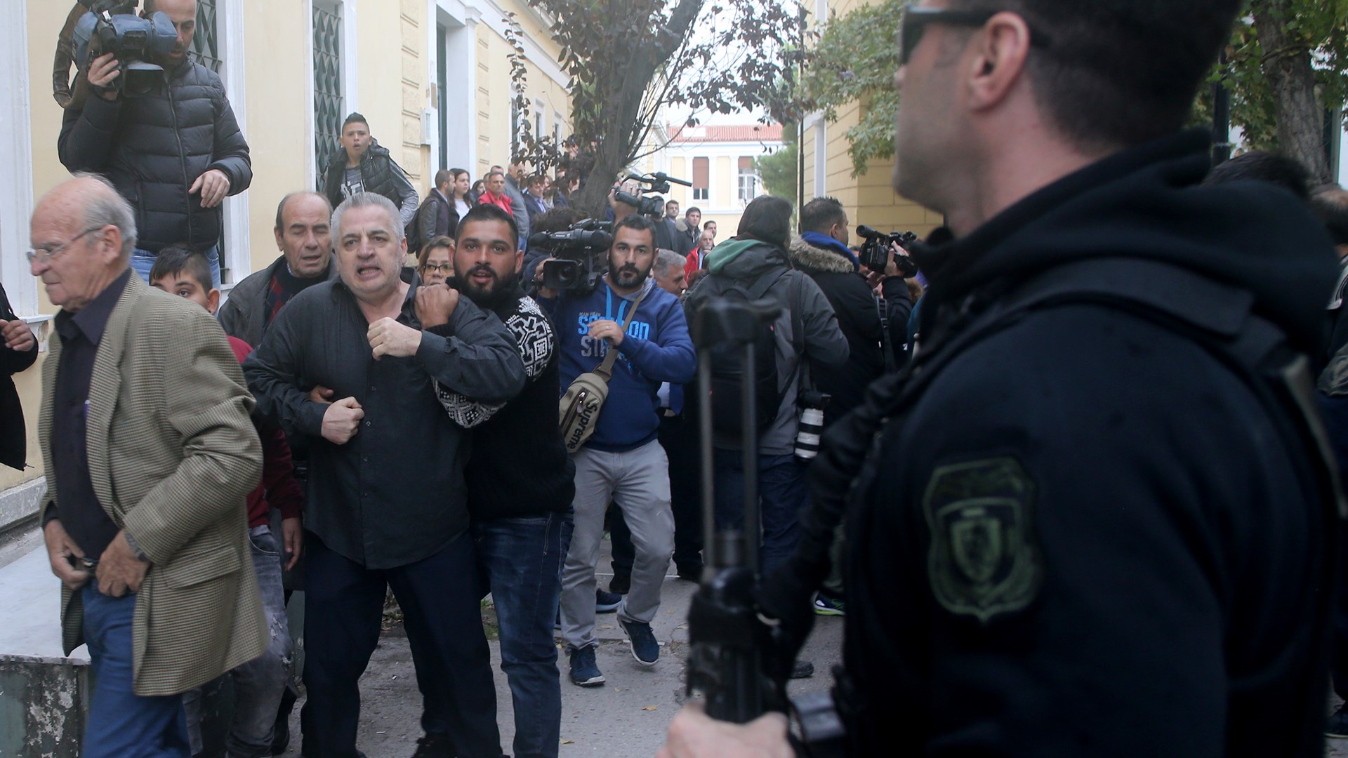 Λίντσαραν τον δολοφόνο της Δώρας στην Ευελπίδων – “Θα σε κάνουμε κομμάτια” φώναζαν οι συγγενείς – ΦΩΤΟ