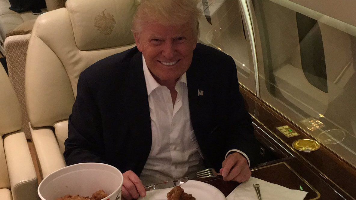 Ο Τραμπ σνομπάρει το φαγητό του Λευκού Οίκου και παραγγέλνει από…McDonald’s και KFC – ΦΩΤΟ