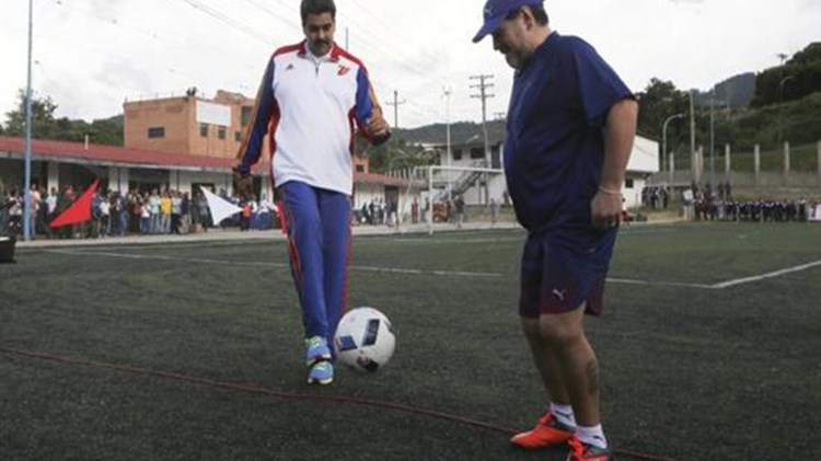 Μαραντόνα και Μαδούρο παίζουν μπάλα – ΒΙΝΤΕΟ