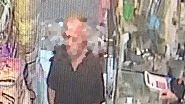 Η στιγμή που ο 58χρονος πουλάει το κινητό τηλέφωνο της Δώρας στο κέντρο της Αθήνας – ΦΩΤΟ