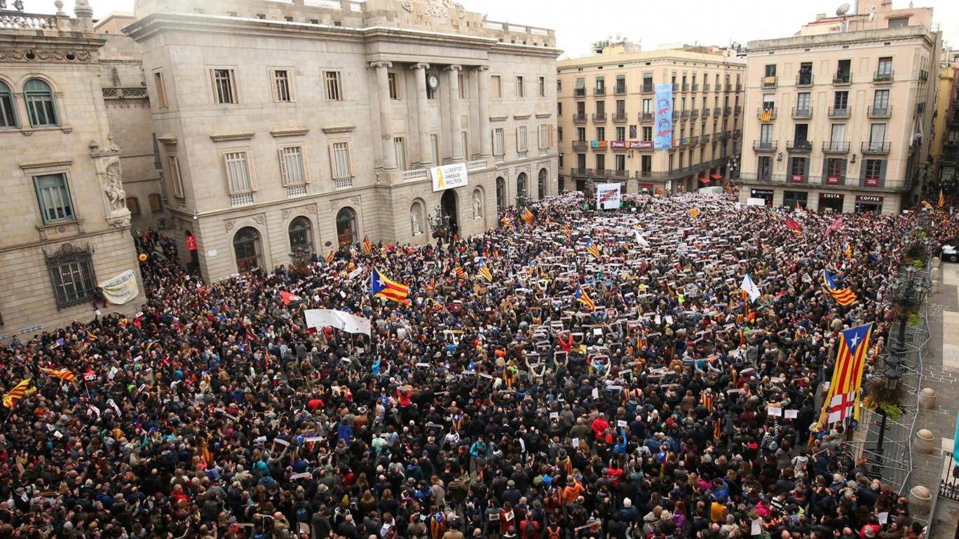 Στους δρόμους της Βαρκελώνης χιλιάδες διαδηλωτές υπέρ της ανεξαρτησίας της Καταλονίας – ΦΩΤΟ