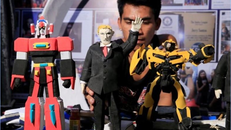 Έκαναν τον Τραμπ σούπερ ήρωα από… σαγιονάρες – ΦΩΤΟ