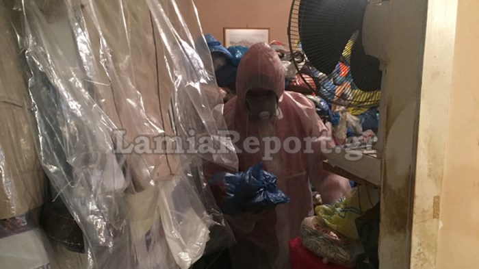 Εικόνες σοκ στη Λαμία: Ζούσε για χρόνια μέσα σε σωρούς σκουπιδιών και κατσαρίδες