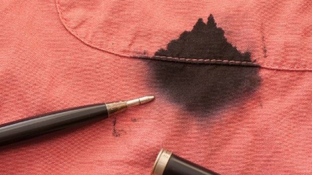 Το  μυστικό για να αφαιρέσετε εύκολα τους λεκέδες από μελάνι