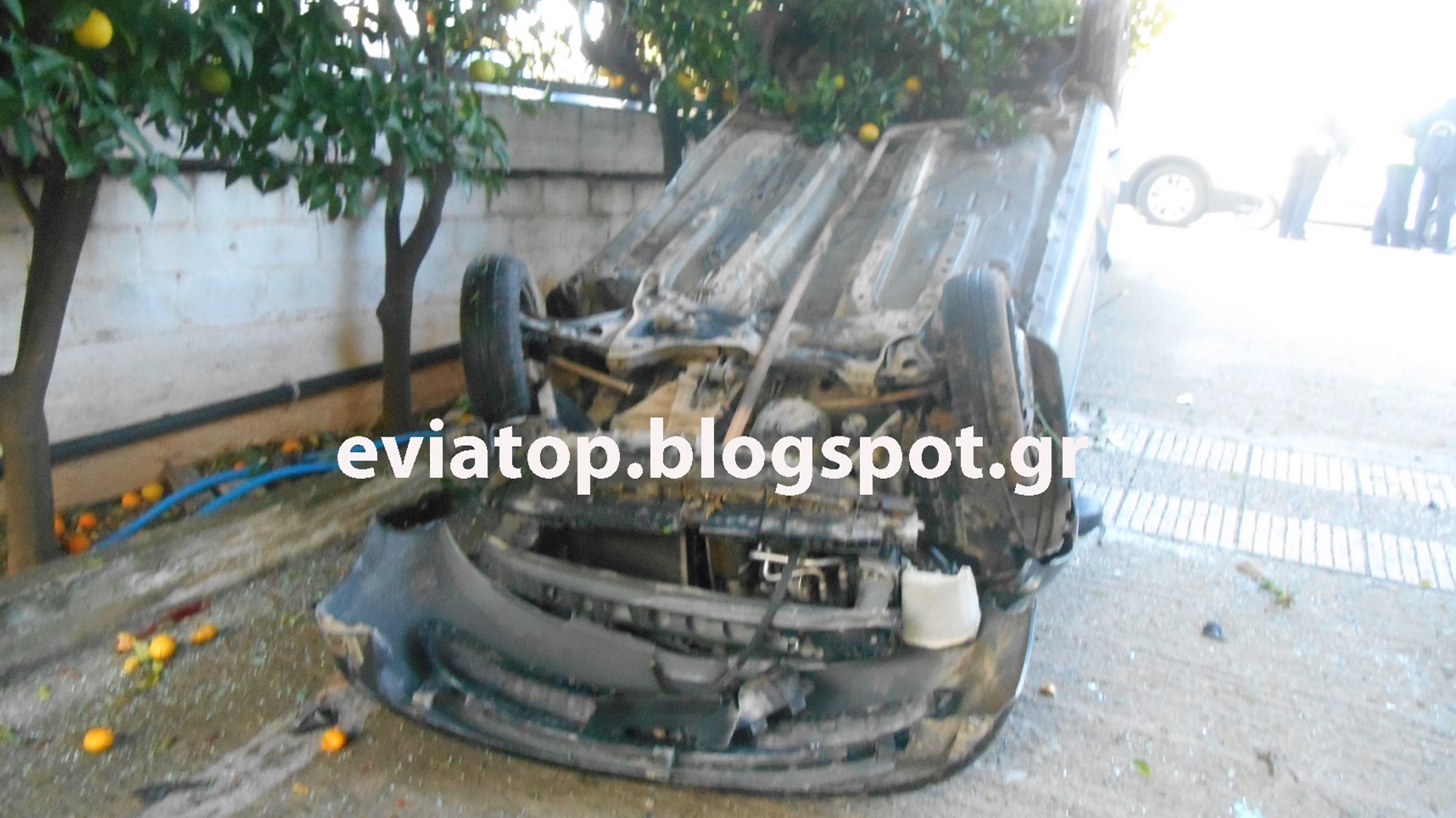 Αυτοκίνητο μπούκαρε στην αυλή σπιτιού – ΦΩΤΟ