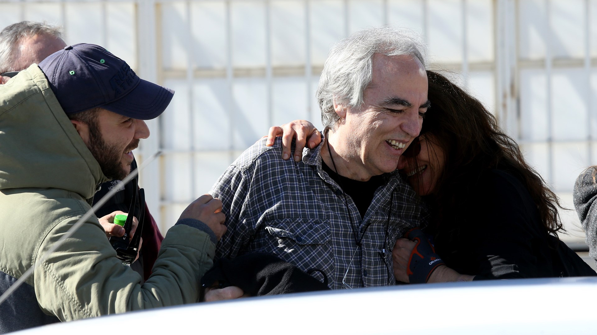 Οι πρώτες εικόνες του Δημήτρη Κουφοντίνα έξω από τη φυλακή – ΒΙΝΤΕΟ – ΦΩΤΟ