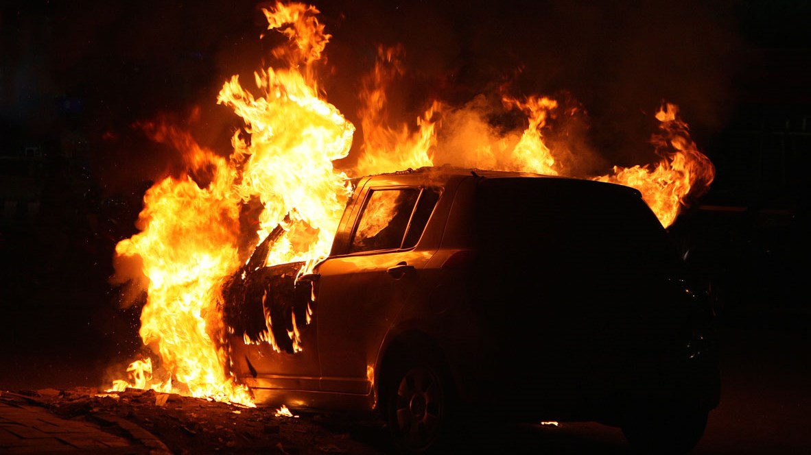 Έβαλαν φωτιά σε αυτοκίνητο σωφρονιστικού υπαλλήλου – Τι καταγγέλλει η Ομοσπονδία