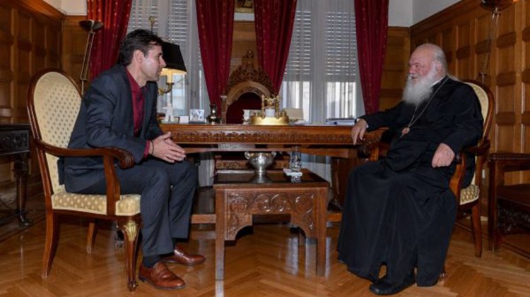 Νέο “χτύπημα” Τσιάρτα – Τι είπε πάλι για την ελληνική σημαία