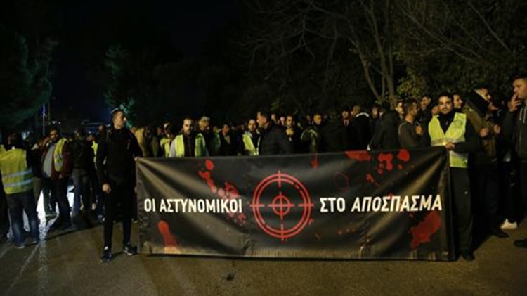 Διαμαρτυρία των ενστόλων με αναμμένα κεριά: “Είμαστε κινούμενος στόχος” – ΒΙΝΤΕΟ