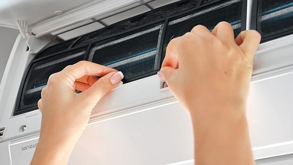Πώς θα καθαρίσετε εύκολα και… τζάμπα το κλιματιστικό σας