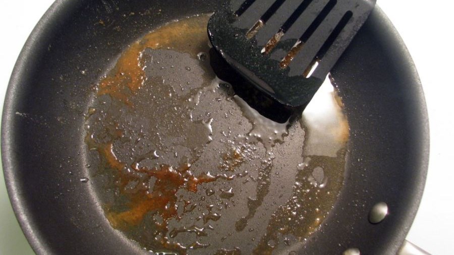 Πως θα καθαρίσετε γρήγορα ένα τηγάνι