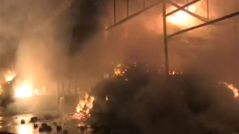 Μεγάλη φωτιά σε αποθήκη χαρτικών στο Μενίδι – Ένας τραυματίας – ΒΙΝΤΕΟ