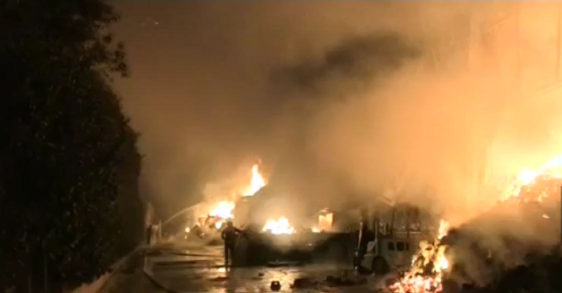 Ένας τραυματίας στη μεγάλη φωτιά σε βιοτεχνία χαρτικών στο Μενίδι – ΤΩΡΑ