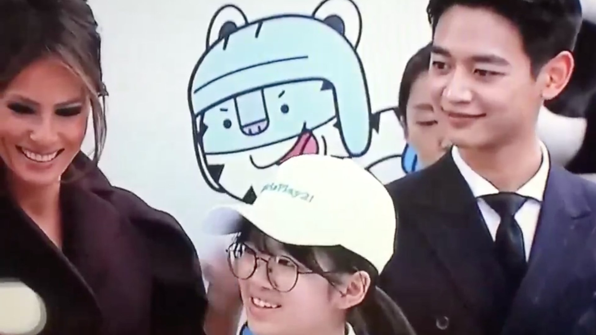 Η αμήχανη στιγμή της Μελάνια Τραμπ με έναν 25χρονο που κάνει τον γύρο του διαδικτύου – ΒΙΝΤΕΟ