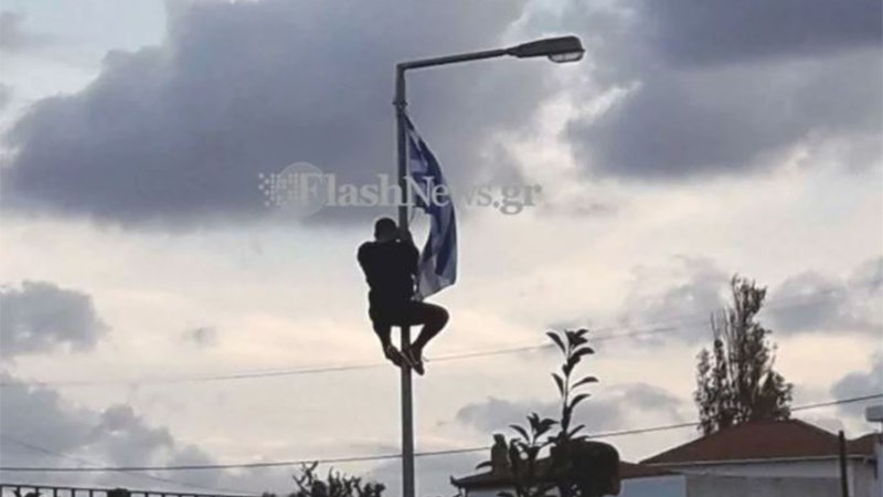 Απέβαλαν μαθητή επειδή ύψωσε την ελληνική σημαία σε σχολείο – ΦΩΤΟ