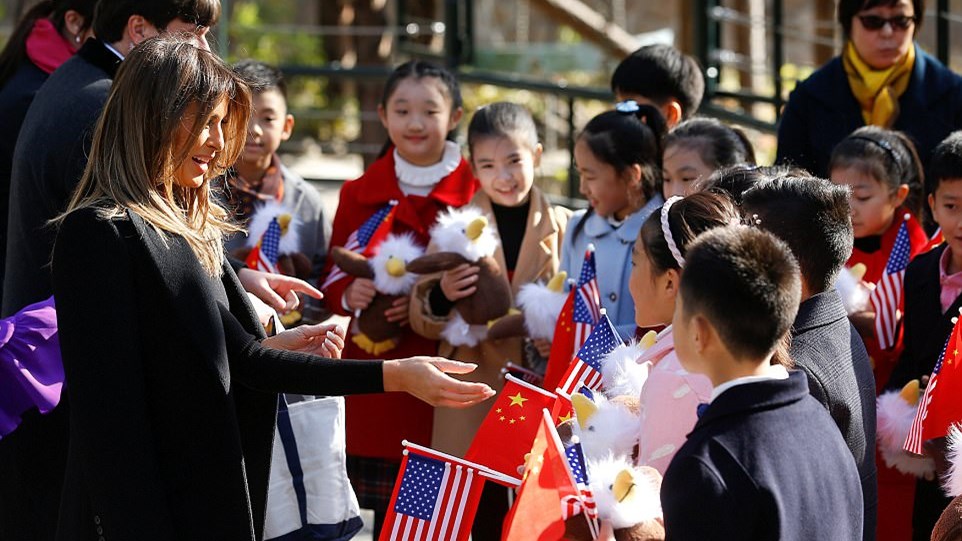 Έναν διαφορετικό… photobomber “απέκτησε” η Μελάνια Τραμπ – ΦΩΤΟ