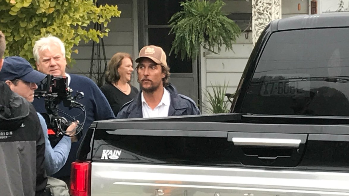 Γαλοπούλες μοίραζε στα γενέθλιά του ο Μάθιου ΜακΚόναχι- ΦΩΤΟ- ΒΙΝΤΕΟ