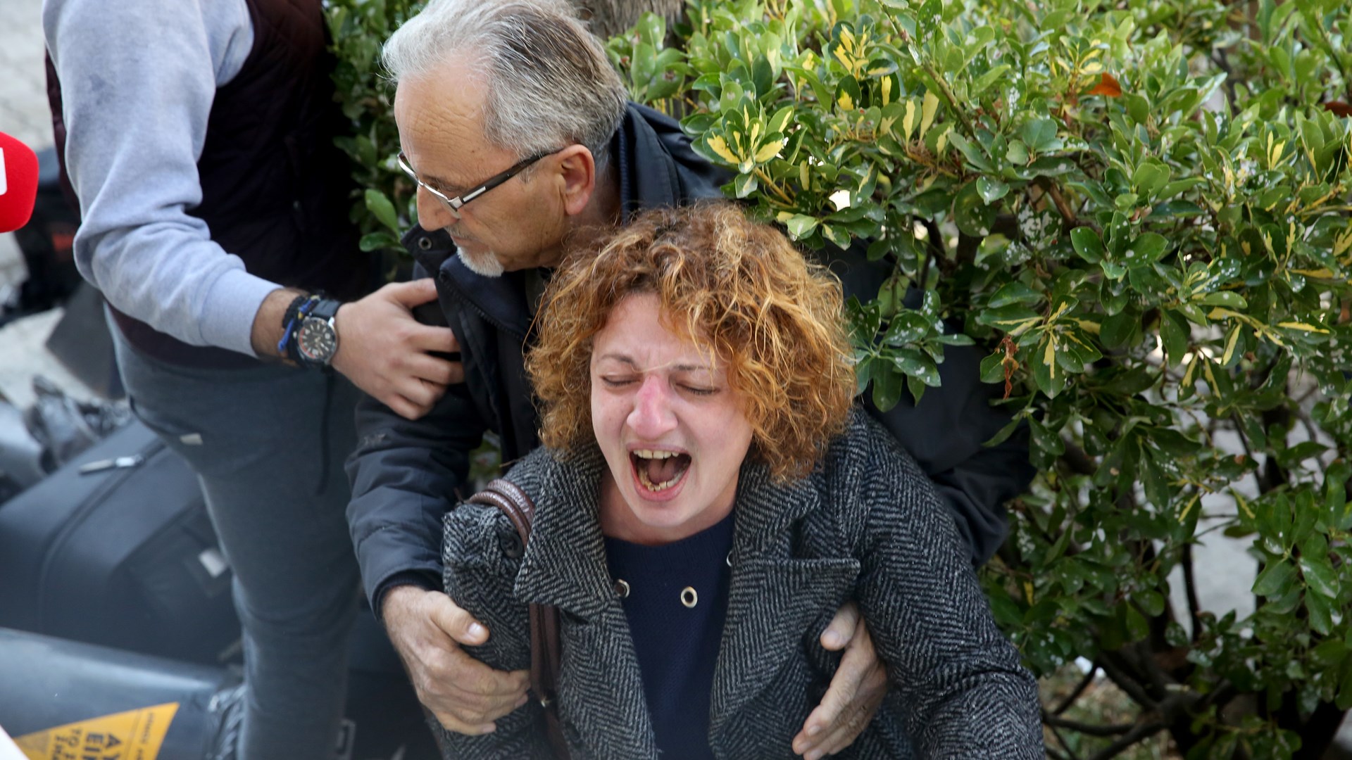 Νέα “υποδοχή” στην Ευελπίδων με ξύλο και βρισιές στον καθ’ ομολογίαν δολοφόνο της Δώρας – ΒΙΝΤΕΟ