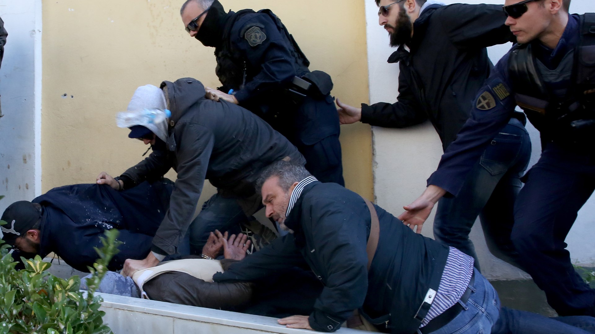 Καρέ-καρέ ο νέος προπηλακισμός του 58χρονου στην Ευελπίδων – ΦΩΤΟ – ΒΙΝΤΕΟ