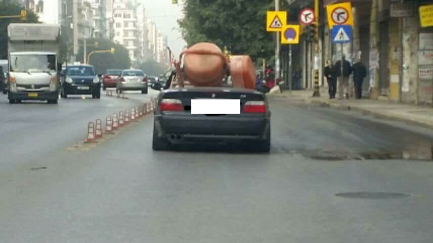 Άνοιξε το κάμπριο γιατί δεν χωρούσε η… μπετονιέρα στο πίσω κάθισμα – ΦΩΤΟ