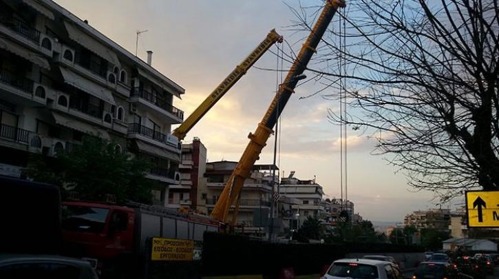 Στο πνεύμα των Χριστουγέννων και οι… γερανοί του μετρό στη Θεσσαλονίκη