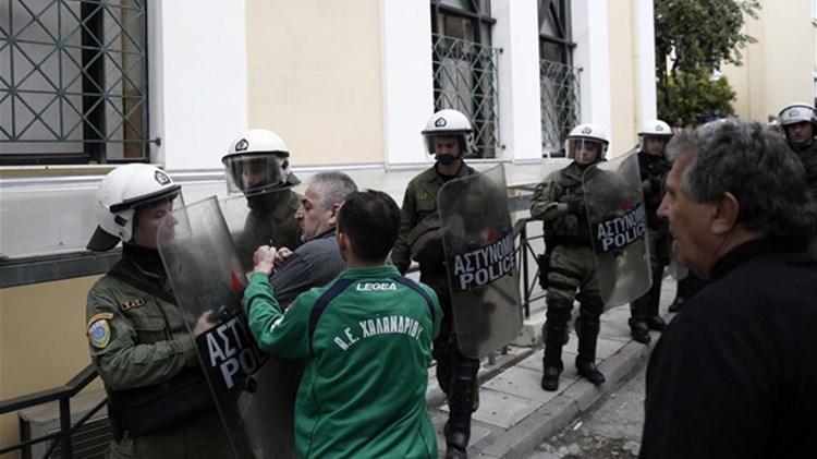 Πήγαν τα ΜΑΤ στην Ευελπίδων για να μην λιντσάρουν τον 58χρονο οι συγγενείς της Δώρας