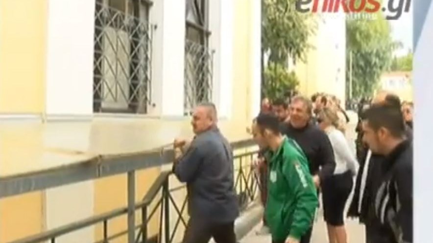 Έξαλλος ο πατέρας της Δώρας – Ξήλωσε σκέπαστρο στην Ευελπίδων – ΒΙΝΤΕΟ