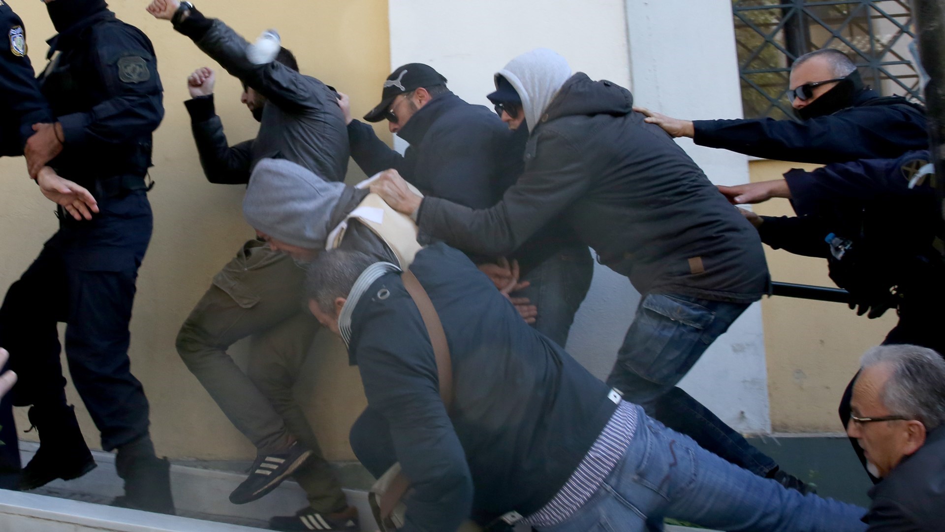 Πρωτοφανείς σκηνές στα δικαστήρια: Το σχέδιο για τη φυγάδευση του 58χρονου και η επίθεση στον δικηγόρο του -ΒΙΝΤΕΟ