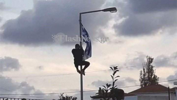 Κρήτη: Γέμισαν σημαίες το σχολείο του μαθητή που τιμωρήθηκε