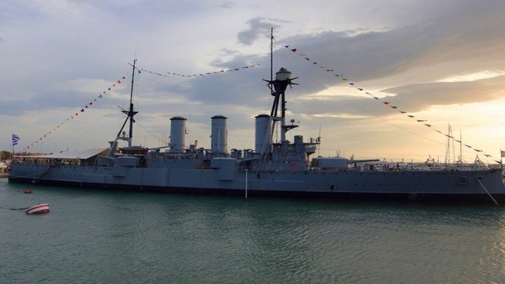 Μέλος του πλήρωματος του Αβέρωφ έσωσε άνδρα που έπεσε στη θάλασσα