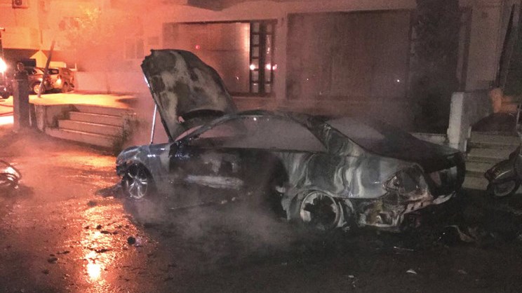 Ξεκαθάρισαν τους “λογαριασμούς” τους, βάζοντας φωτιά σε αυτοκίνητο