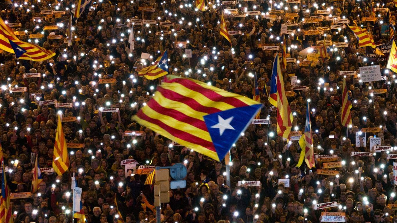 Χιλιάδες διαδηλωτές στη Βαρκελώνη υπέρ της αποφυλάκισης των ηγετών της Καταλονίας