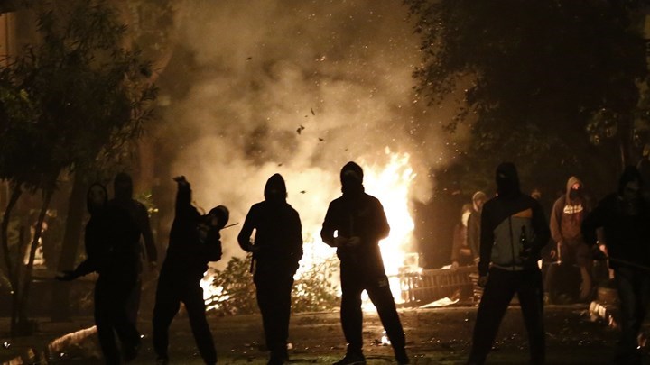Πέταξαν βόμβες μολότοφ σε διμοιρία των ΜΑΤ κοντά στο Πολυτεχνείο