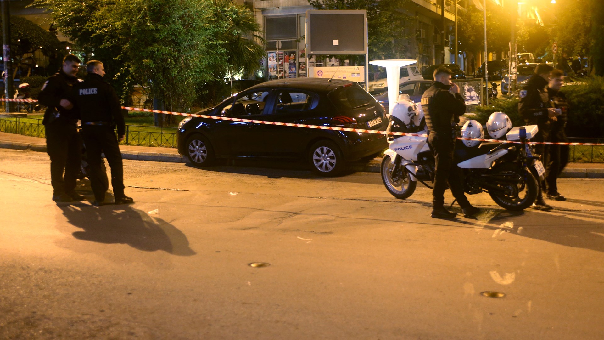 Σε αυτό το αυτοκίνητο επέβαιναν οι δύο τραυματίες από τους πυροβολισμούς στο Παγκράτι – ΦΩΤΟ