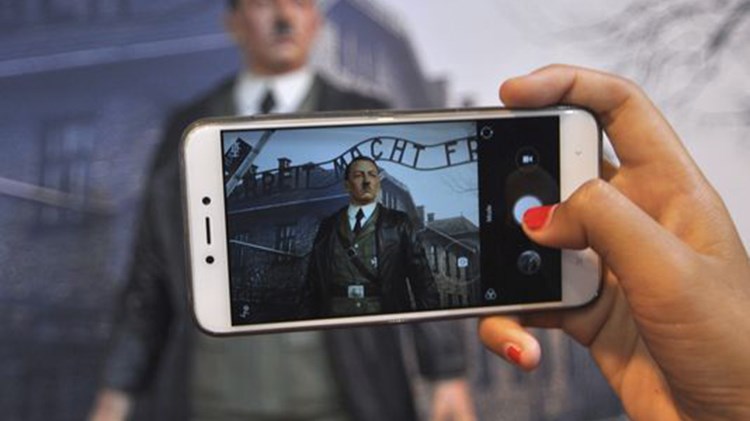 Γκάφα ολκής σε μουσείο στην Ινδονησία:  Έβαλαν κέρινο ομοίωμα του Χίτλερ μπροστά στο Άουσβιτς – ΒΙΝΤΕΟ