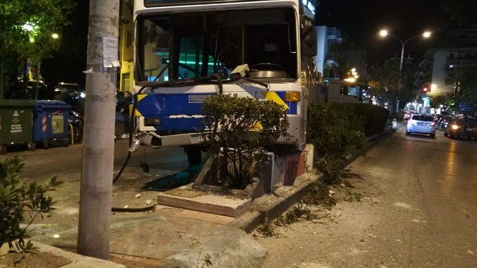 Σοβαρό τροχαίο με λεωφορείο στη Λεωφόρο Παπάγου – Τραυματίστηκε ο οδηγός και επιβάτες – ΦΩΤΟ