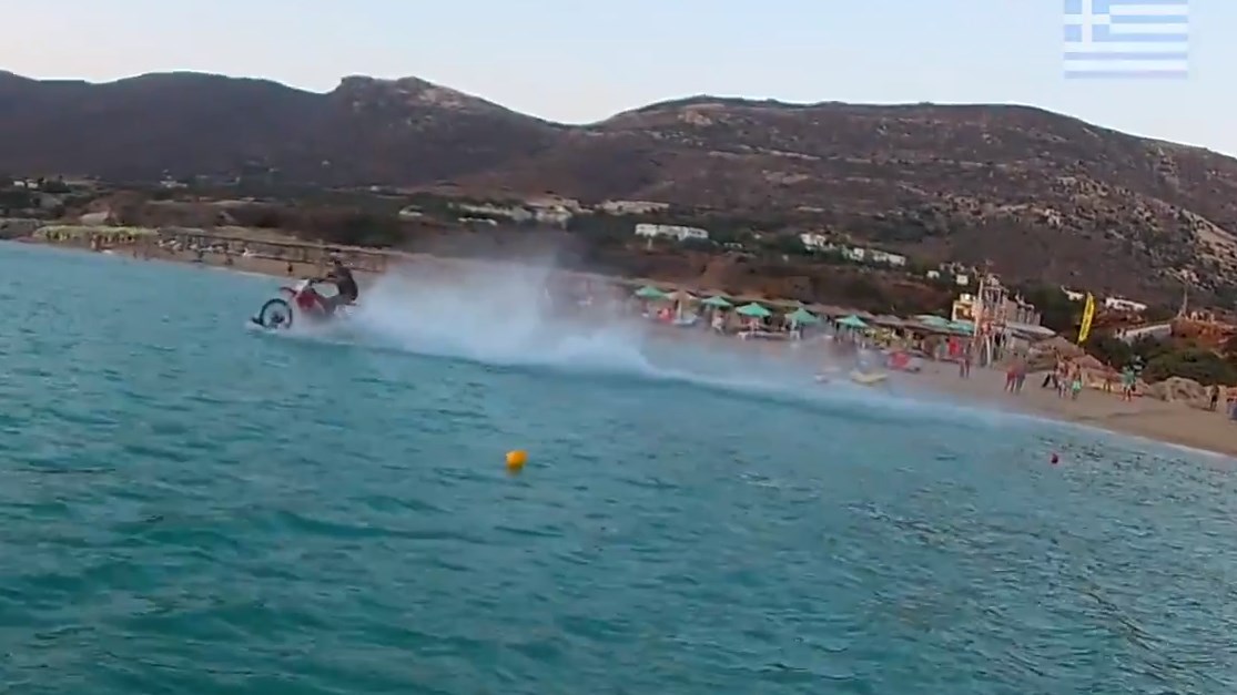 Μετέτρεψε τη μηχανή του σε τζετ σκι – ΒΙΝΤΕΟ