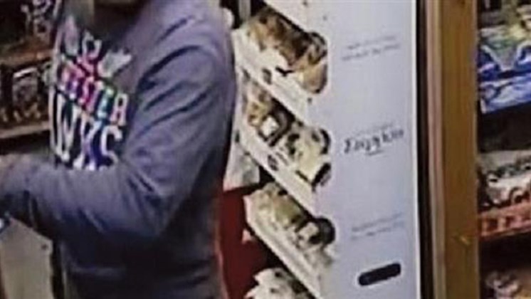 Διαρρήκτης έφτιαχνε τα μαλλιά του στις κάμερες ασφαλείας