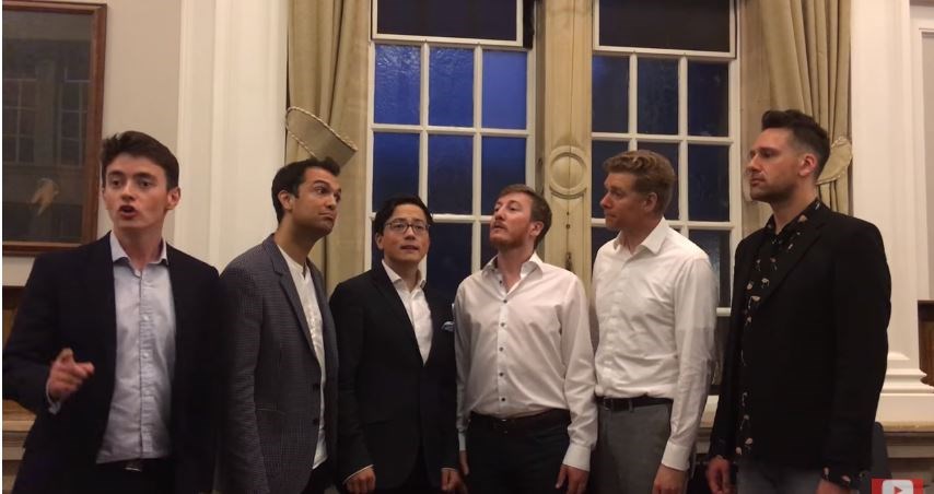 Βρετανική μπάντα τραγουδάει το «Κοκοράκι» και κάνει θραύση στο διαδίκτυο – ΒΙΝΤΕΟ