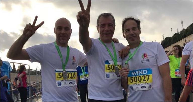 Ο Σταύρος Θεοδωράκης ποζάρει στον τερματισμό του αγώνα των 5χλμ.