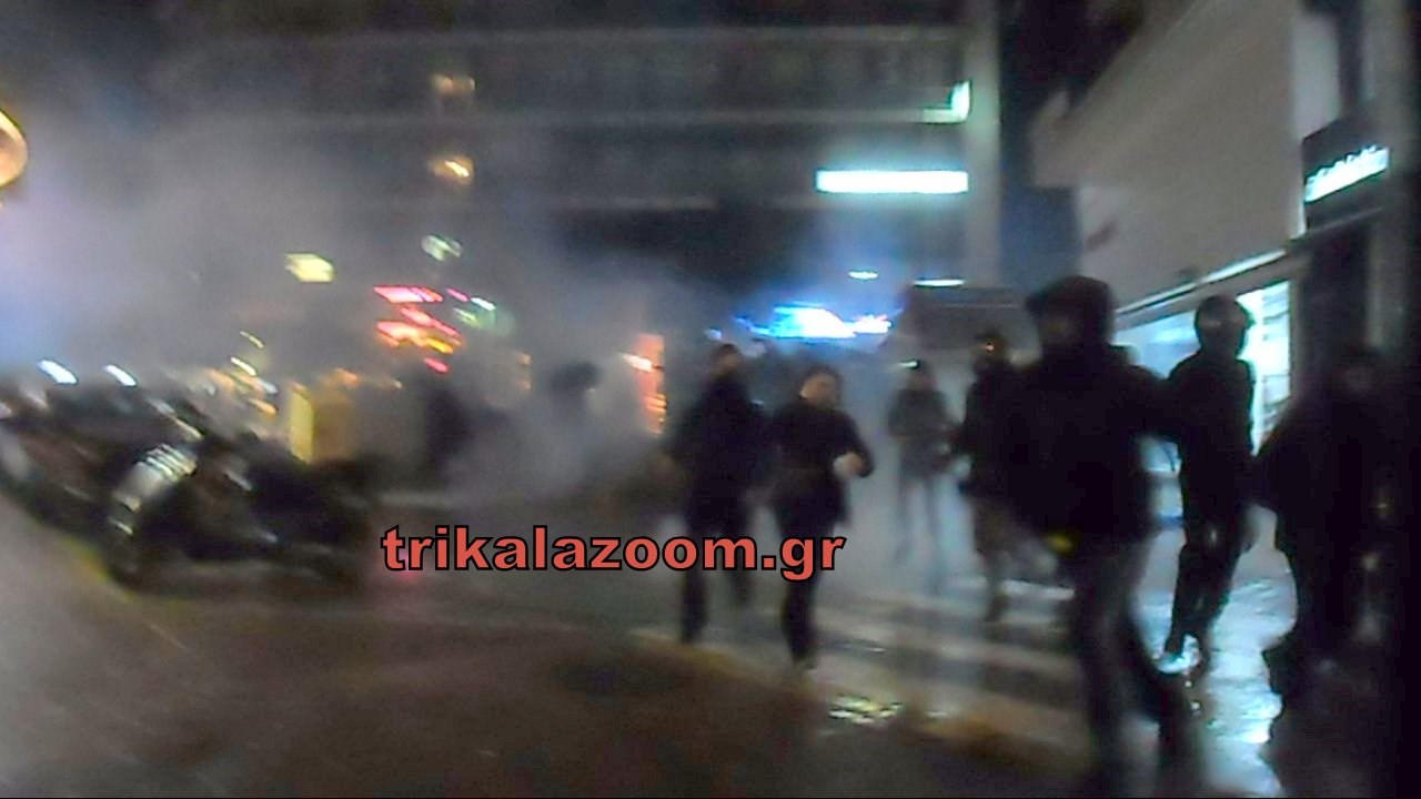 Σοβαρά επεισόδια στα Τρίκαλα – “Μπλόκο” διαδηλωτών στην ομιλία Μιχαλολιάκου – ΒΙΝΤΕΟ