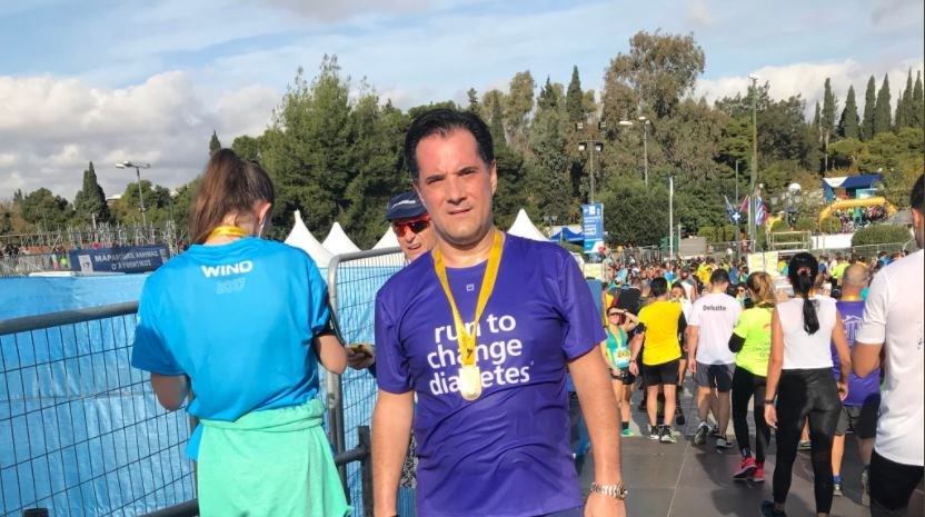 Ο Άδωνις με το μετάλλιο στο στήθος και… καταϊδρωμένος – ΦΩΤΟ