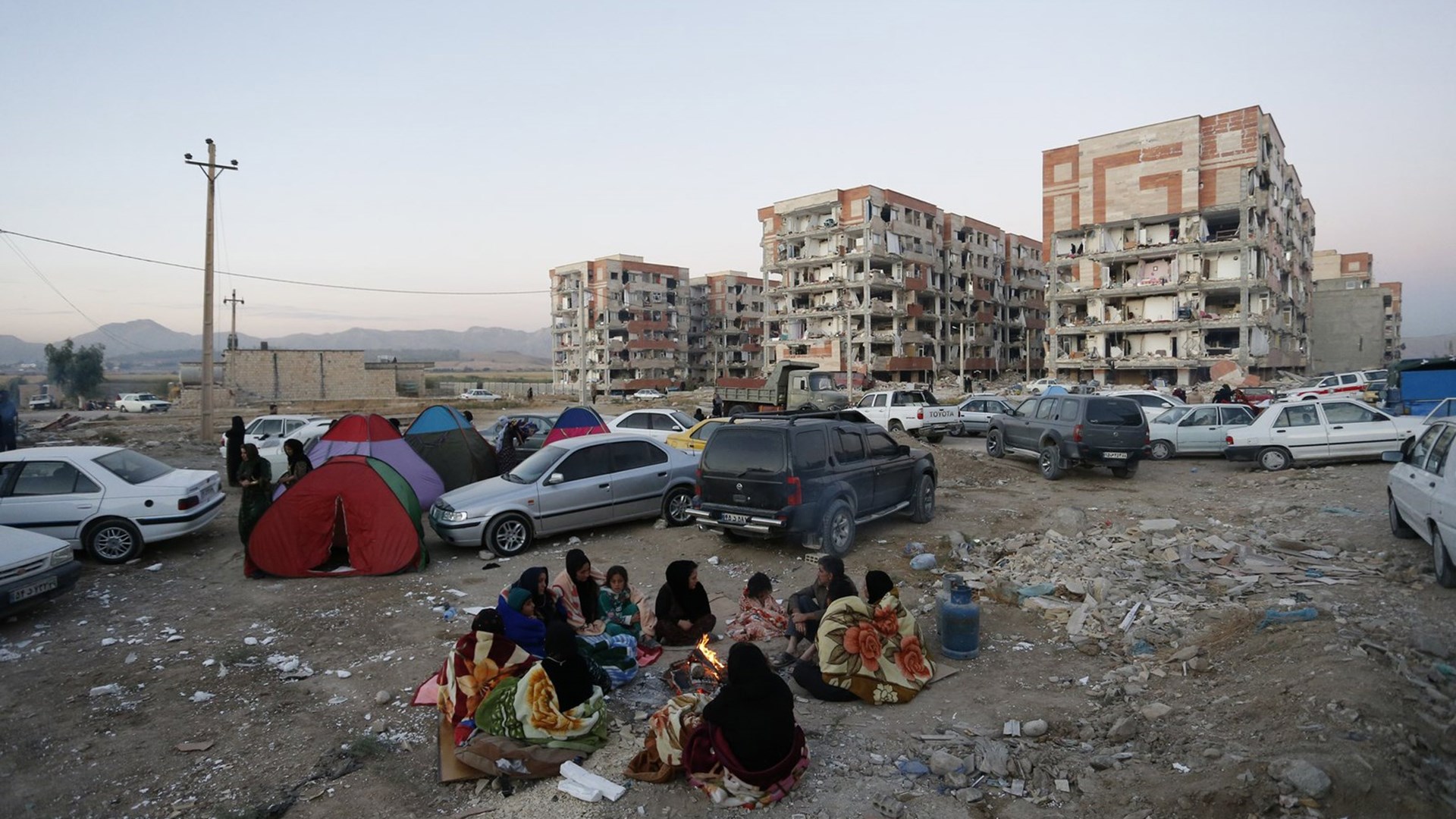 Στους 328 οι νεκροί από τον ισχυρό σεισμό στα σύνορα Ιράκ – Ιράν
