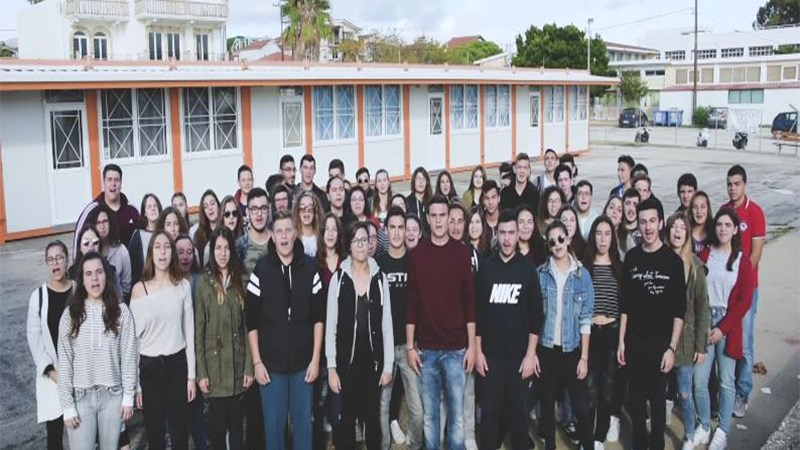 Το συγκλονιστικό βίντεο μαθητών στο Ληξούρι που επί τρία χρόνια κάνουν μάθημα σε κοντέινερ