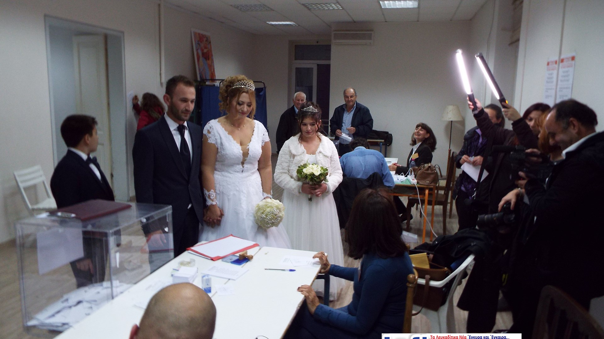 Νύφη και γαμπρός πήγαν να ψηφίσουν στις εκλογές της Κεντροαριστεράς – ΒΙΝΤΕΟ