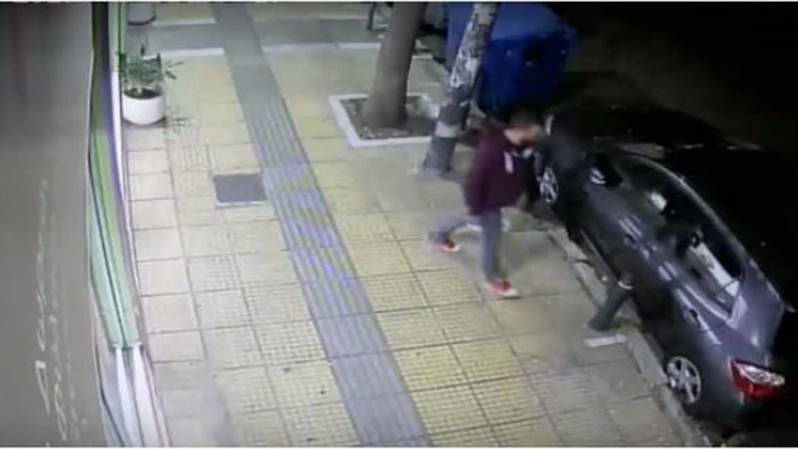 Κλέφτης αρπάζει αυτοκίνητο on camera στο Παγκράτι – ΒΙΝΤΕΟ