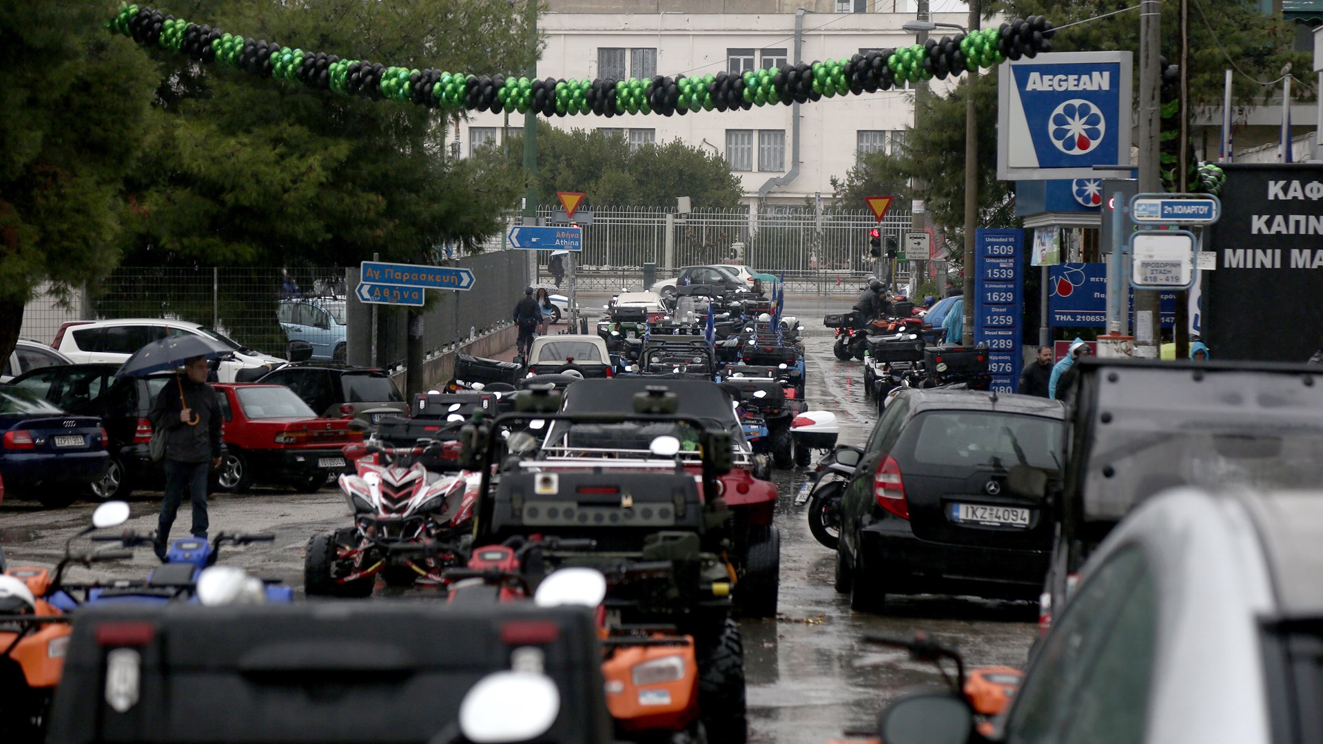 Συγκέντρωση με “γουρούνες” στο υπουργείο Μεταφορών – ΦΩΤΟ