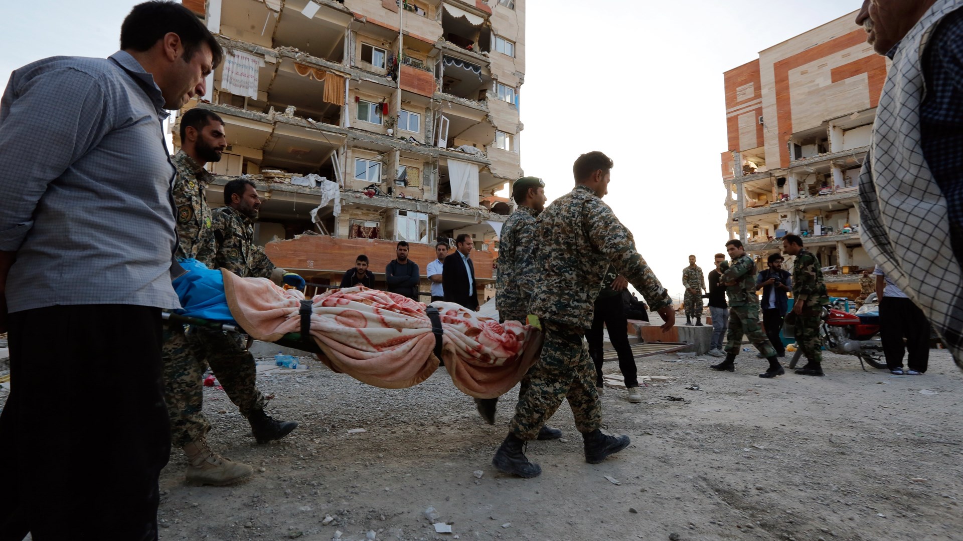 Στους 415 οι νεκροί από τον ισχυρό σεισμό των 7,3 Ρίχτερ στα σύνορα Ιράκ – Ιράν – ΦΩΤΟ