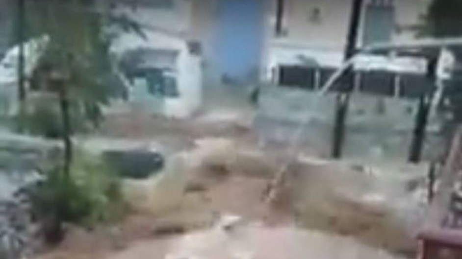 Δραματική η κατάσταση στη Σύμη: Περισσότερα από 10 αυτοκίνητα παρασύρθηκαν στη θάλασσα – ΒΙΝΤΕΟ