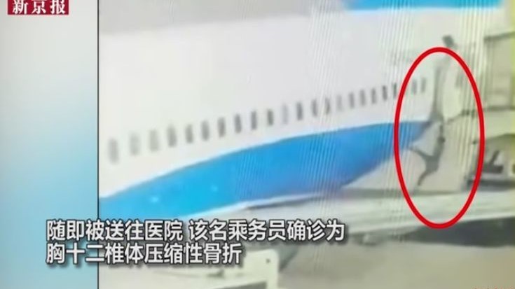 Σοκαριστικό βίντεο – Αεροσυνοδός έπεσε στο κενό από την πόρτα αεροπλάνου